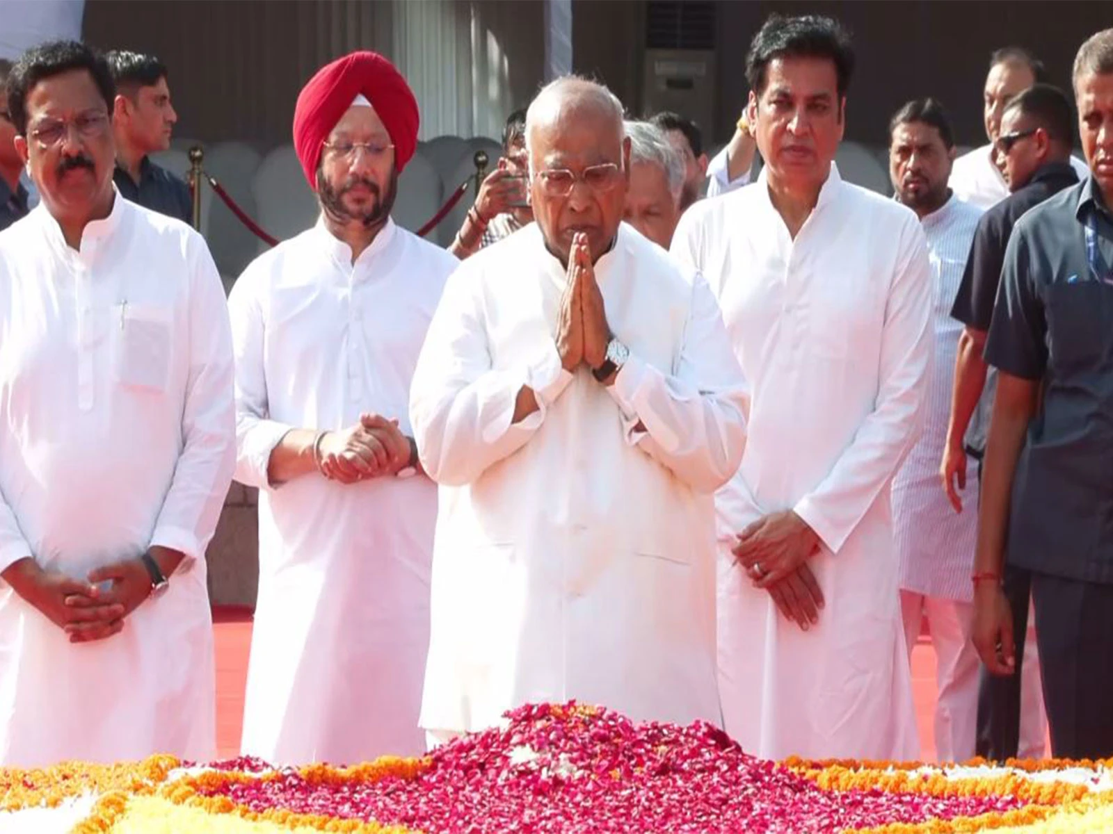 गांधी और शास्त्री देश के महान सपूत, खड़गे ने दी श्रद्धांजलि