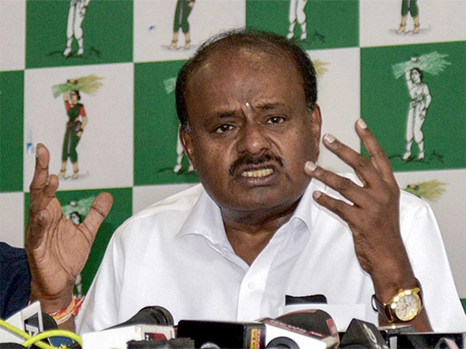 'कैबिनेट के राज मीडिया को किसने दिए? पहले CM का फोन चेक करो': कुमारस्वामी