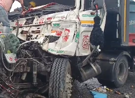 कैमूर में भीषण सड़क हादसा: मलबे में फंसा ड्राइवर, कटर से काटकर निकाला गया