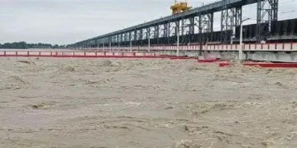 बिहार में आसमानी आफत: भारी बारिश और बिजली गिरने का अलर्ट, कोसी बराज पर बढ़ा खतरा