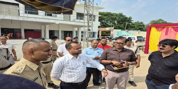 सारण में रावण दहन की तैयारी: DM और SSP ने स्टेडियम में परखी सुरक्षा