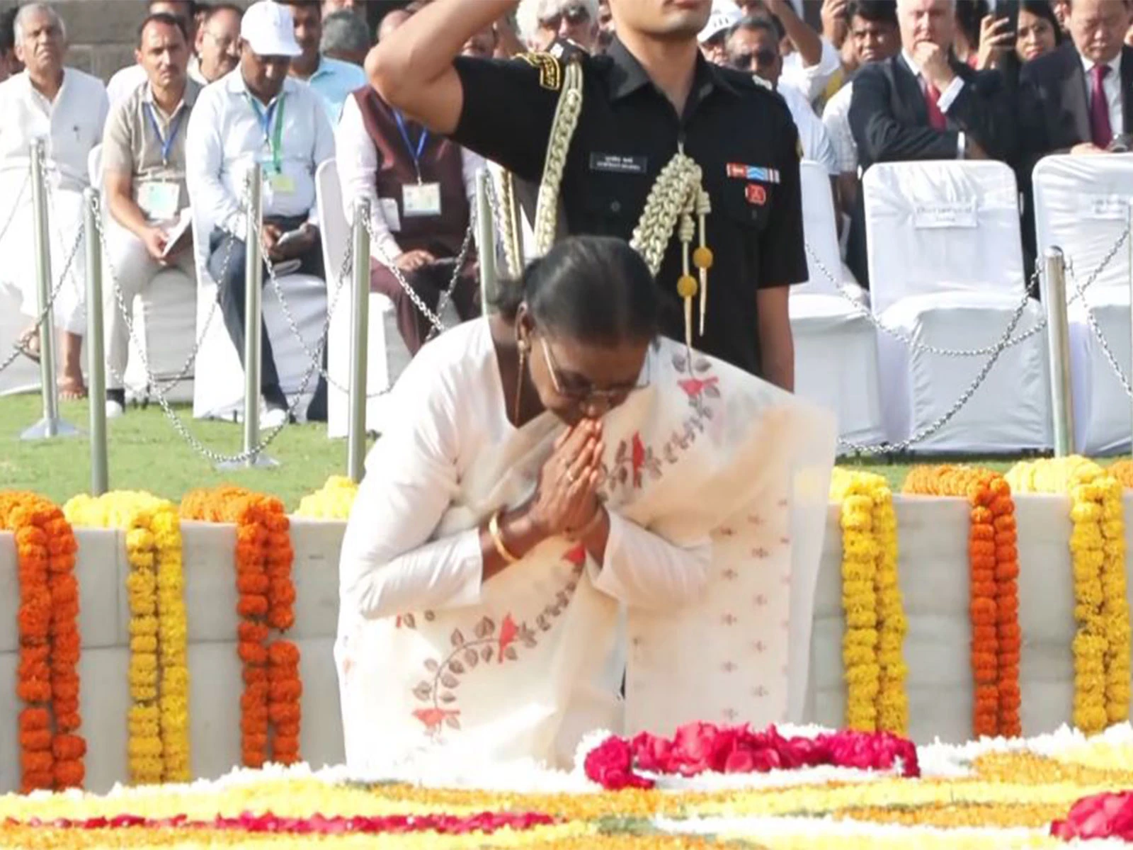 गांधी और शास्त्री को नमन: राष्ट्रपति मुर्मू और पीएम मोदी ने दी श्रद्धांजलि