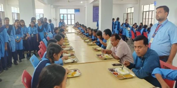छात्राओं के बीच पहुंचे डीएम: अंबेडकर आवासीय विद्यालय में छात्राओं संग बैठकर किया भोजन