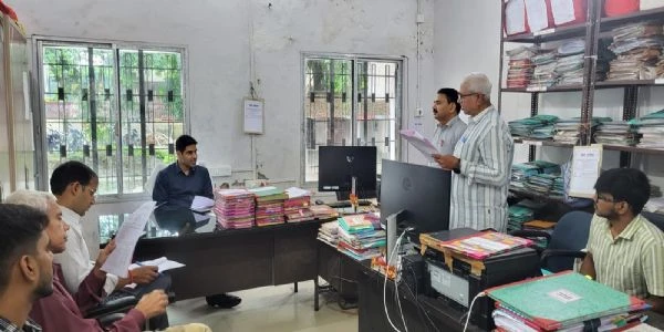 किशनगंज: भू-अर्जन मुआवजे पर डीएम सख्त, भुगतान में तेजी का निर्देश