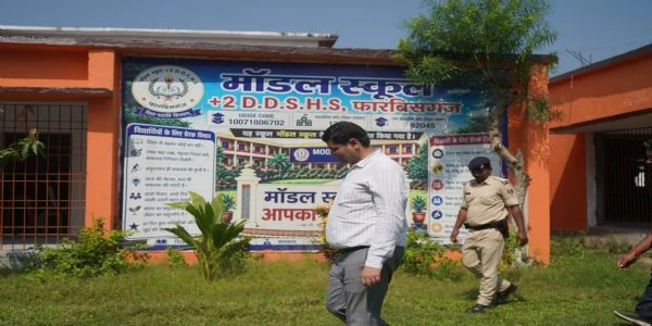 अररिया: डीएम ने मॉडल स्कूल में परखी पढ़ाई, स्मार्ट क्लास में लापरवाही पर एक्शन