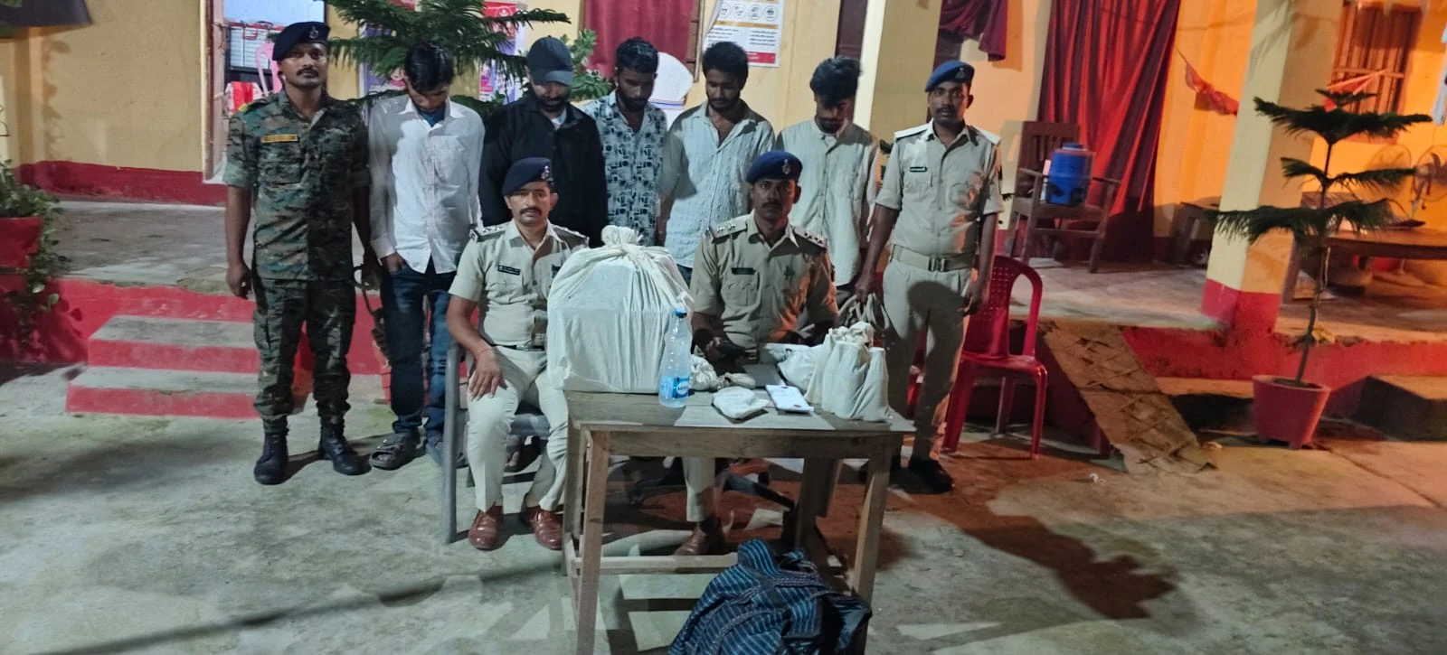 सुपौल: पुलिस की बड़ी कार्रवाई, 5 तस्कर गिरफ्तार, नशा और हथियार बरामद