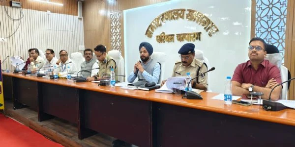 शिक्षक चुनाव में कोई लापरवाही नहीं, भयमुक्त माहौल में कराएं मतदान: डीएम