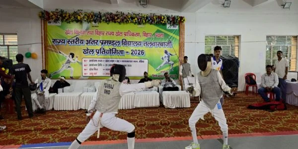 बेतिया में तलवारबाजी का रोमांच: पटना और एकलव्य के खिलाड़ियों ने मारी बाजी