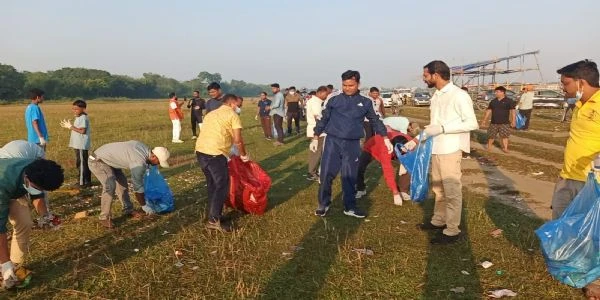 रावण दहन के बाद मैदान में फैली गंदगी, एसडीएम और एसडीपीओ ने खुद थामी झाड़ू!