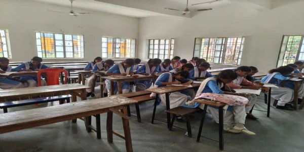 सारण: छात्राओं ने निबंध के जरिए जाना घरेलू हिंसा से बचाव का कानून
