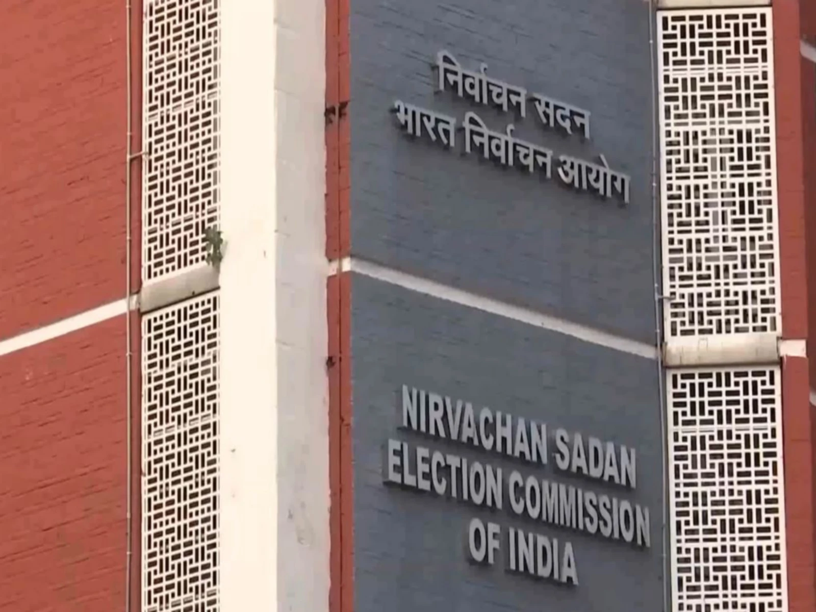 संस्थाओं पर हमलों से लोकतंत्र को खतरा: पूर्व न्यायाधीशों की चेतावनी
