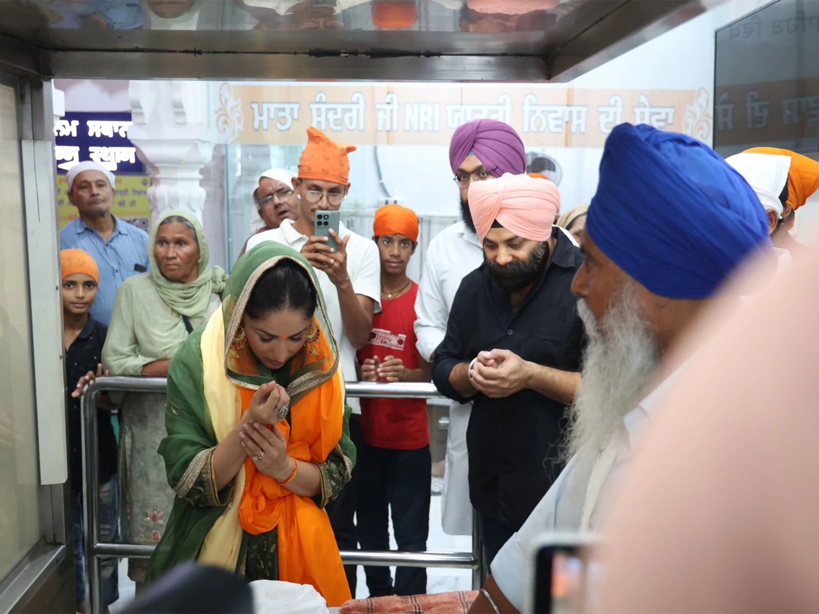 यामी गौतम ने पटना साहिब में टेका मत्था, 'नयी नवेली' के लिए मांगी दुआएं