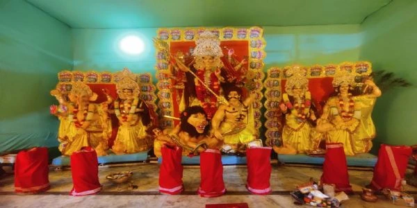 अररिया में मां दुर्गा के दर्शन को उमड़ी भीड़, पंडालों में गूंजे मंत्र
