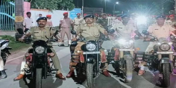फारबिसगंज में फ्लैग मार्च: दुर्गा पूजा पर सादे लिबास में तैनात रहेगी पुलिस