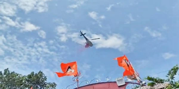 कटिहार के बाबा गोरखनाथ धाम में सावन की अंतिम सोमवारी पर हेलीकॉप्टर से कांवरियों पर हुई पुष्पवर्षा