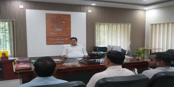 अररिया डीएम विनोद दूहन का सख्त निर्देश, विद्यार्थी सहयोग पोर्टल के आवेदनों का हो त्वरित निष्पादन