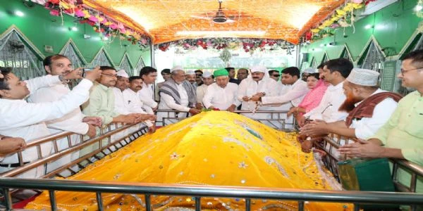 पटना: वार्षिक उर्स में नीतीश कुमार ने मजार पर की चादरपोशी, मांगी सुख-शांति