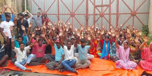 अररिया में एशियन थाई फूड फैक्ट्री के मजदूरों ने कम मजदूरी और अधिक समय काम कराने के खिलाफ किया धरना प्रदर्शन