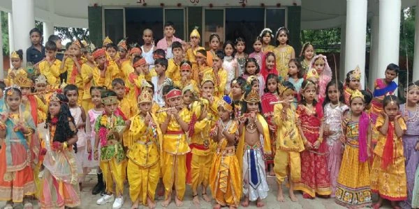 अररिया के विद्यालय में श्री कृष्ण जन्मोत्सव पर सजा रूप सज्जा समारोह, बच्चों ने राधा-कृष्ण बनकर मोहा मन
