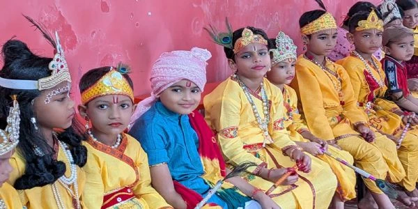 सारण के सरस्वती शिशु विद्या मंदिर में कृष्ण जन्माष्टमी पर सांस्कृतिक कार्यक्रम और झांकियों ने मोहा मन