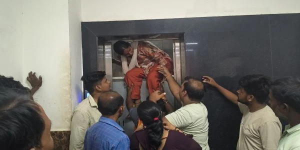 सीवान सदर अस्पताल में बिजली जाते ही लिफ्ट में फंसीं जीविका की दो महिला कर्मी, एक घंटे तक अटकी रहीं सांसें