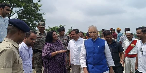सारण में माही नदी का तटबंध टूटने से आठ गांव प्रभावित, उपमुख्यमंत्री विजेंद्र यादव ने किया निरीक्षण