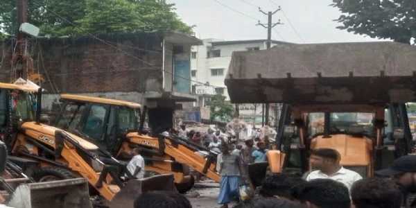 बेतिया में फोरलेन सड़क निर्माण के लिए प्रशासन का बुलडोजर एक्शन, हटे अतिक्रमण