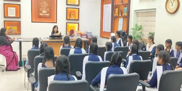 नालंदा में डीएम ने स्कूली छात्राओं के साथ किया सीधा संवाद, प्रशासनिक कामकाज की दी जानकारी