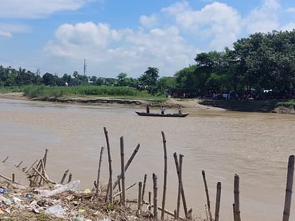 Muzaffarpur Boat Accident: Dead body found on the banks of Bagmati river, NDRF is searching for dead bodies