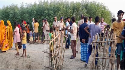 Bihar Villager forced to live on the support of Chachari bridge of Darbhanga bridge had collapsed flood 2019