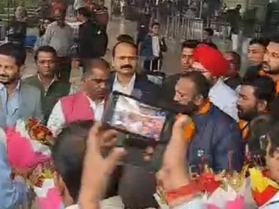 Bihar Minister Welcomes Workers Returning from Uttarakhand – Amar Ujala Photo