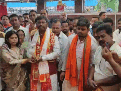 BJP and Congress candidates perform puja at separate temples before filing nominations in Khunti.